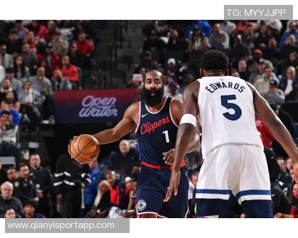 兰德尔全场狂砍32分10篮板6助攻带领球队大胜对手展现统治力