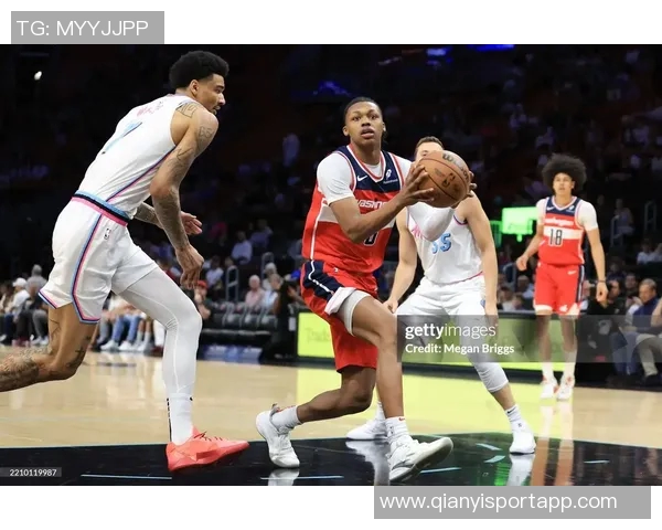 米奇约翰逊赞文班全场高水平表现令人惊叹的表现与坚持